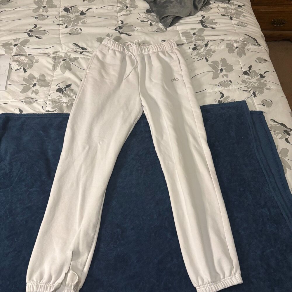 Alo Yoga Accolade sweatpants white sze L with flaw